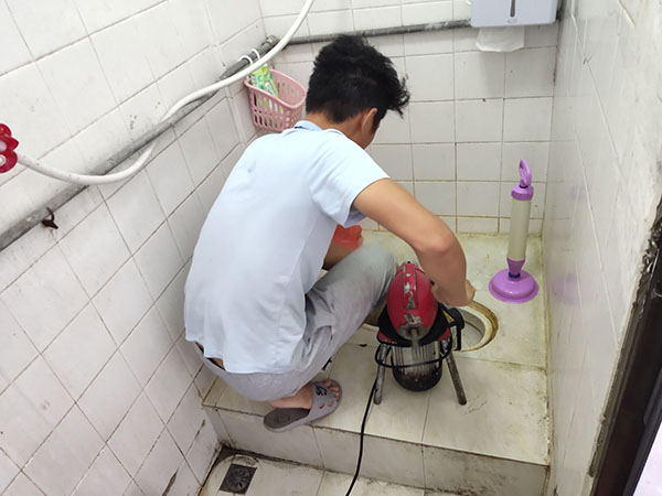 塔洋镇管道堵塞冒臭气 专业师傅现场解决问题