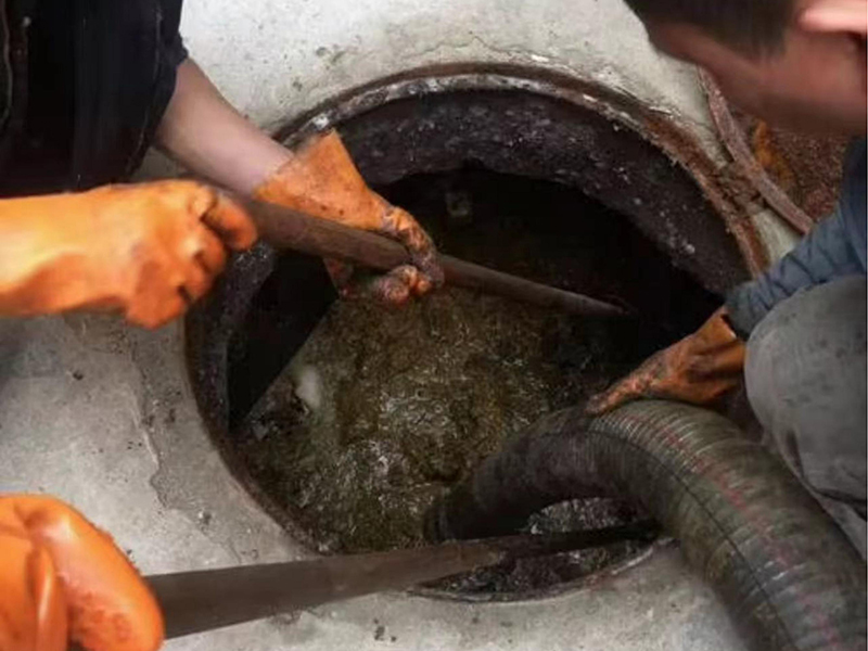 塔洋镇清理化粪池时如何避免沼气的危害？